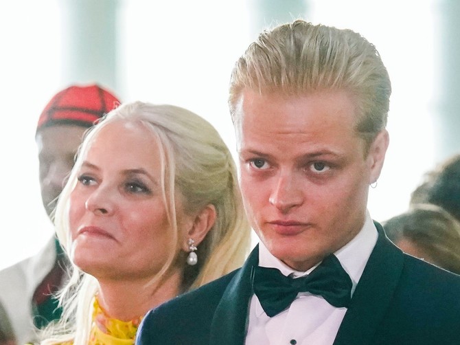 Dok norveška princeza jedva diše i čeka transplantaciju, njen sin uživa u zatvorskom bazenu