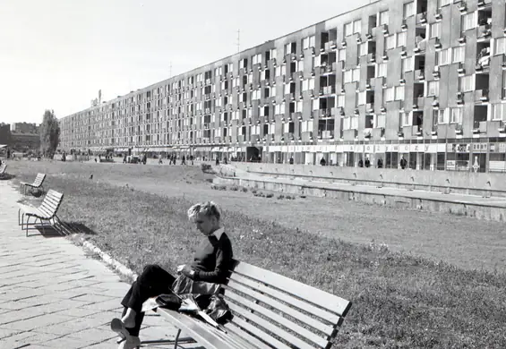 Najdłuższy budynek mieszkalny w Warszawie. Powstał, żeby ukryć smutną prawdę