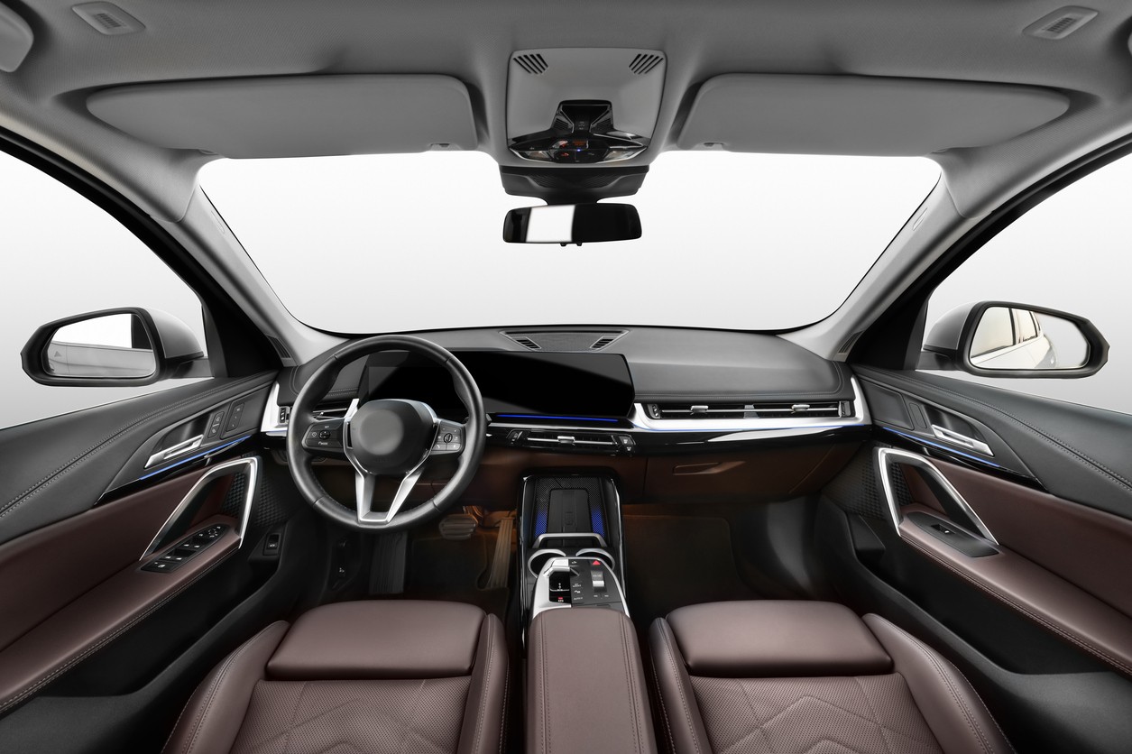 Detail interiéru elektromobilu s pokročilým softvérovým rozhraním, ktoré nastavuje nové štandardy v európskej doprave.
