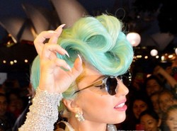 Kapelusz z włosów? Czemu nie, skoro są zielone...