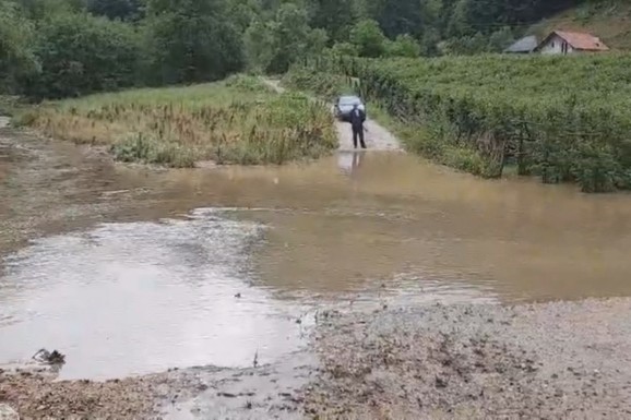 IZLILA SE REKA, BUJICA PROTUTNJALA SELOM Drama kod Ivanjici: Obilne padavine napravile haos na putevima i njivama