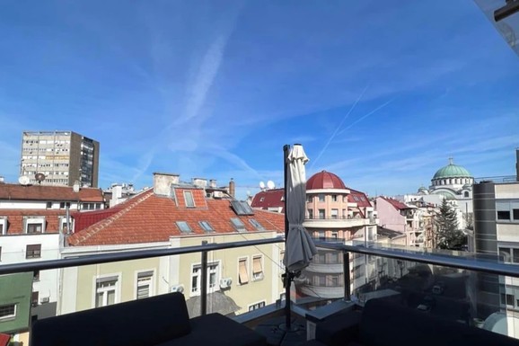 SA TERASE IMA POGLED NA CEO GRAD Rasta pokazao kako uživa u penthausu na Vračaru: Pravi i roštilj na vrhu zgrade (FOTO)
