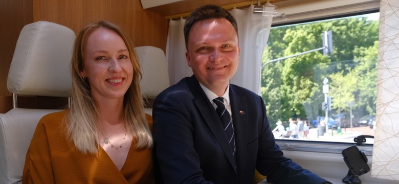 Za dużo luzu... Urszula Hołownia w mało eleganckiej sukience na inauguracji kampanii męża. FOTO