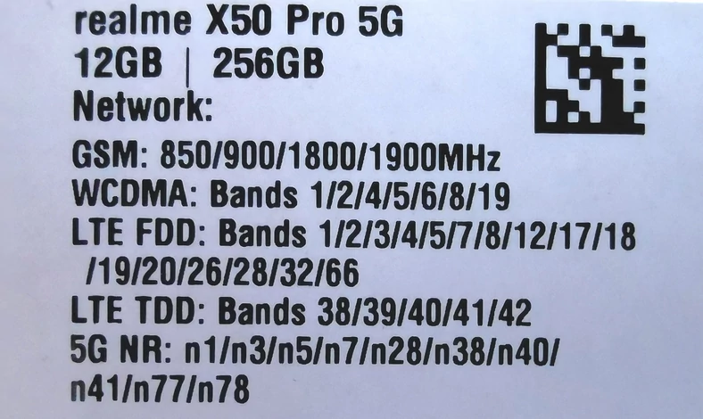 Tak prezentowała się nadrukowana na pudełku, długa lista dostępnych w smartfonie Realme X50 Pro 5G pasm sieci 5G. Kłopot tylko w tym, że ów modem został w oferowanych na naszym rynku urządzeniach programowo zablokowany, co zauważyliśmy podczas testu