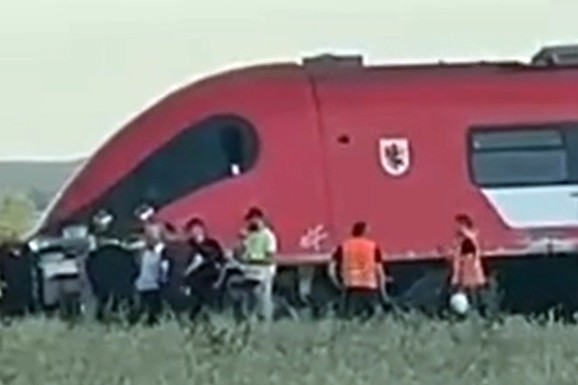 SUDAR VOZOVA U POLJSKOJ Ima povređenih: Vatrogasci odmah izašli na lice mesta (VIDEO)