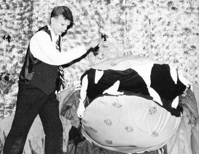 Ashton Kutcher w szkolnym przedstawieniu 'Sklepik z horrorami' – 1994 rok