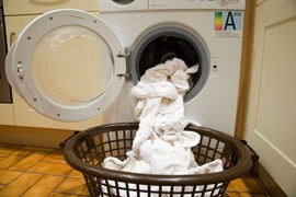 Da li treba uključivati veš mašinu na CRVENO SLOVO? Sveštenik konačno razjasnio VEČITU DILEMU, vernici zapamtite ovo