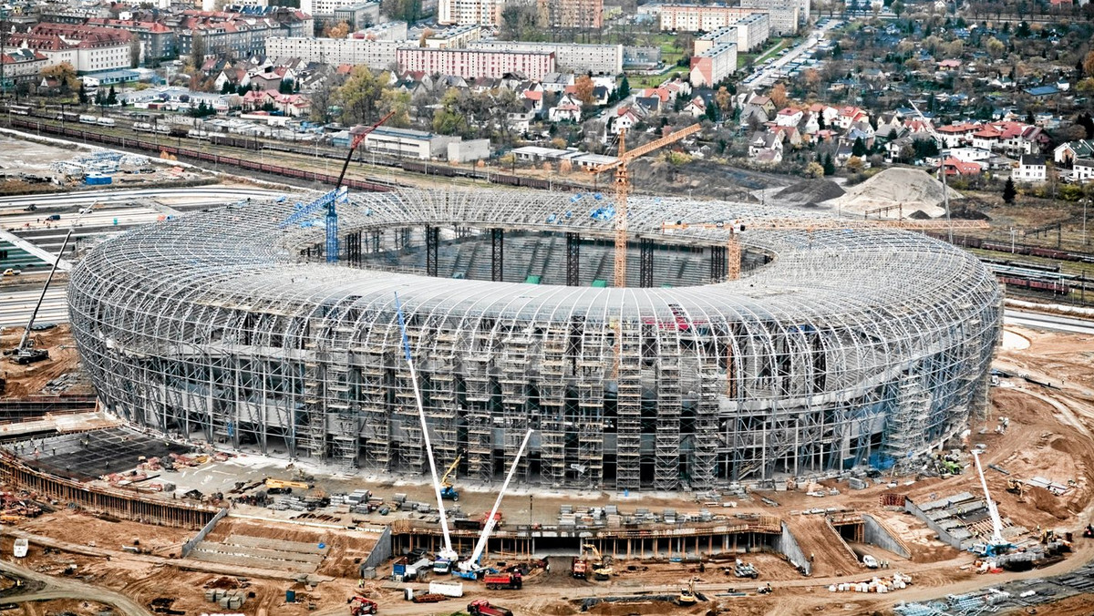 Na PGE Arena Gdańsk trwa montaż nagłośnienia. W sumie na stadionie zainstalowanych zostanie 308 głośników o łącznej mocy 195 tysięcy watów. Z 40 kilometrów kabli służących do ich podłączenia położono 30 kilometrów. Te prace mają zostać zakończone w kwietniu.