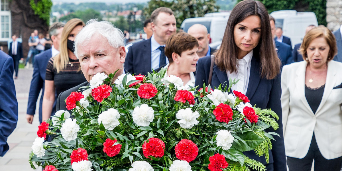 Prezes PiS Jarosław Kaczyński oraz premier Mateusz Morawiecki, a także inni politycy partii rządzącej w czwartek 18 czerwca wzięli udział w mszy św. na Wawelu z okazji 71. urodzin Lecha Kaczyńskiego.
