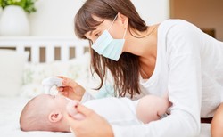 Niemowlęta rozpoznają twarze nawet zasłonięte maseczkami