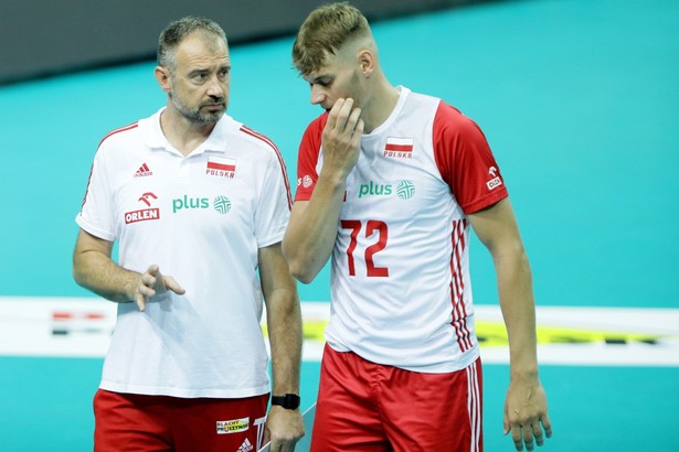 Zawodnik reprezentacji Polski Mateusz Poręba (P) i trener drużyny Nikola Grbic (L)