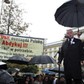 Prezes Jarosław Kaczyński. Parasol trzyma Janusz Śniadek z PiS 