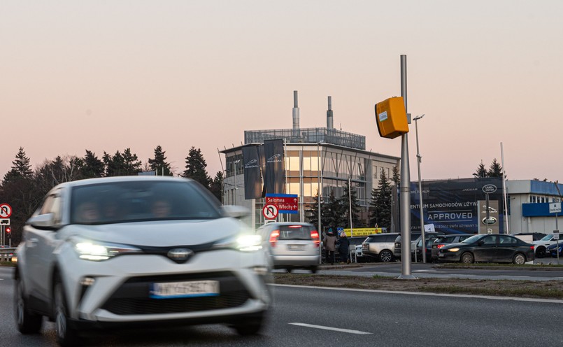 Fotoradar TraffiStar SR390 na Al. Jerozolimskich w Warszawie