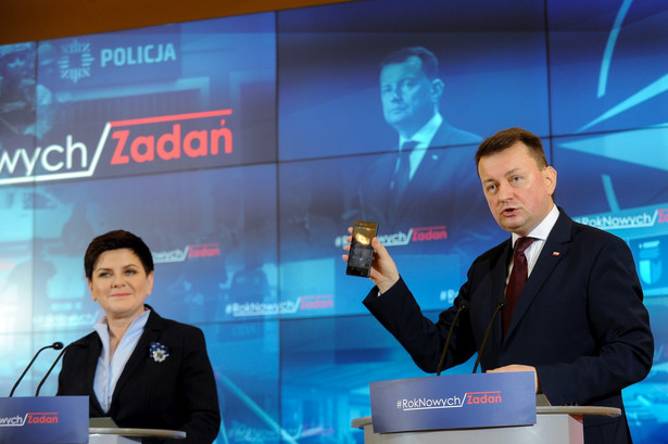 Premier Beata Szydło oraz minister spraw wewnętrznych i administracji Mariusz Błaszczak