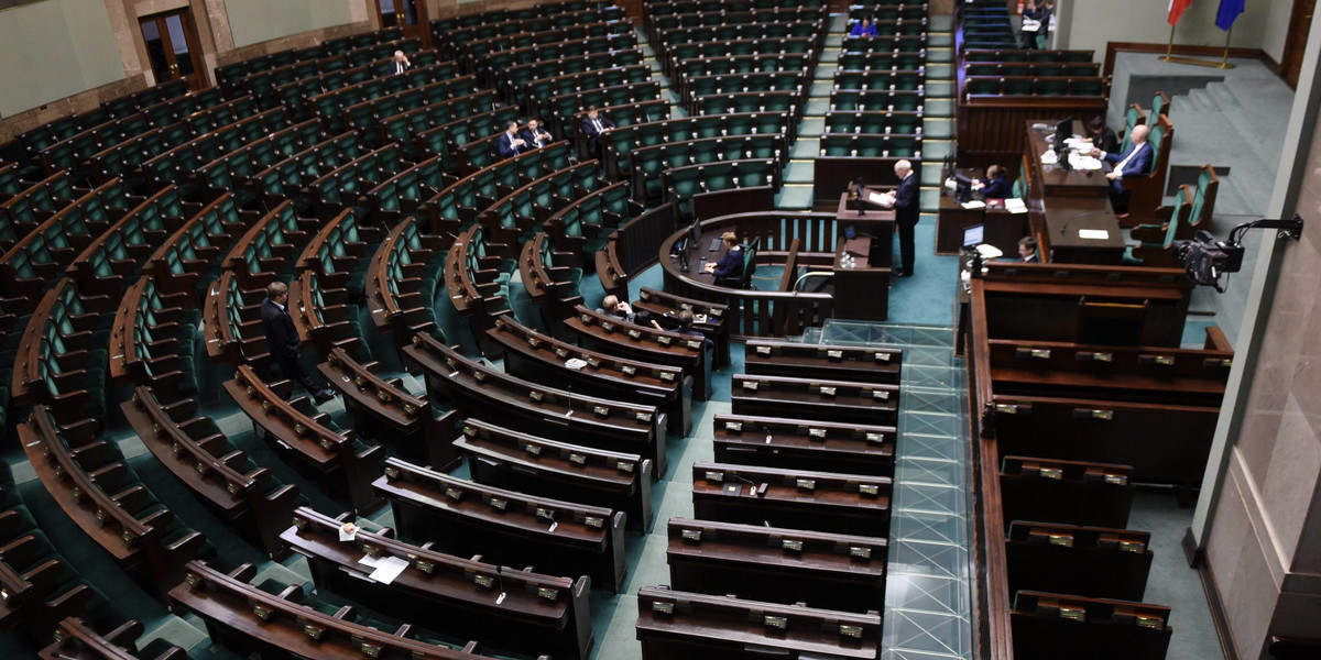 Ostatni sondaż polityczny powinien być dzwonkiem alarmowym dla PiS