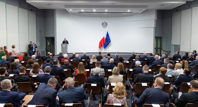 Politycy PiS zauważyli na sali, że coś się nie zgadza. Wybuchło oburzenie