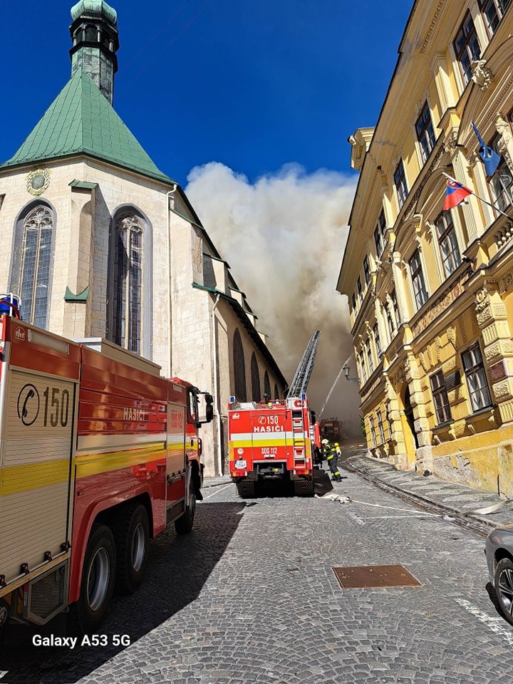 Požiar vypukol v centre Banskej Bystrice.