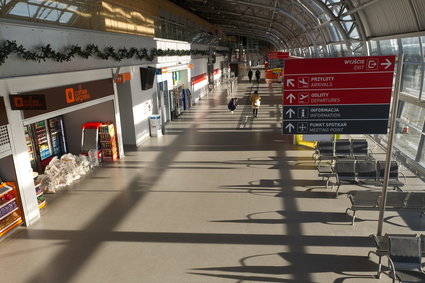 "PB": Mimo konfliktu właścicieli lotnisko w Modlinie powoli rośnie i inwestuje