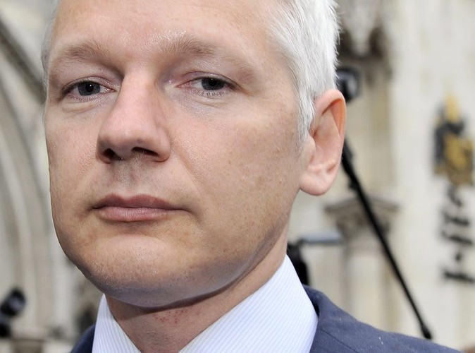 Julian Aange, twórca serwisu Wikileaks, wychodzi z sądu, w którym składał apelację od wyroku o jeg ekstradycji do Szwecji. Assange jest oskarżany przez dwie kobiety o seksualną napaść; lipiec 2011