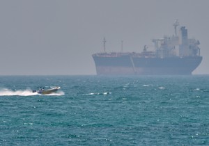 Čamac prolazi pored tankera u Ormuskom zalivu kod obale iranskog ostrva Kešm 18. aprila