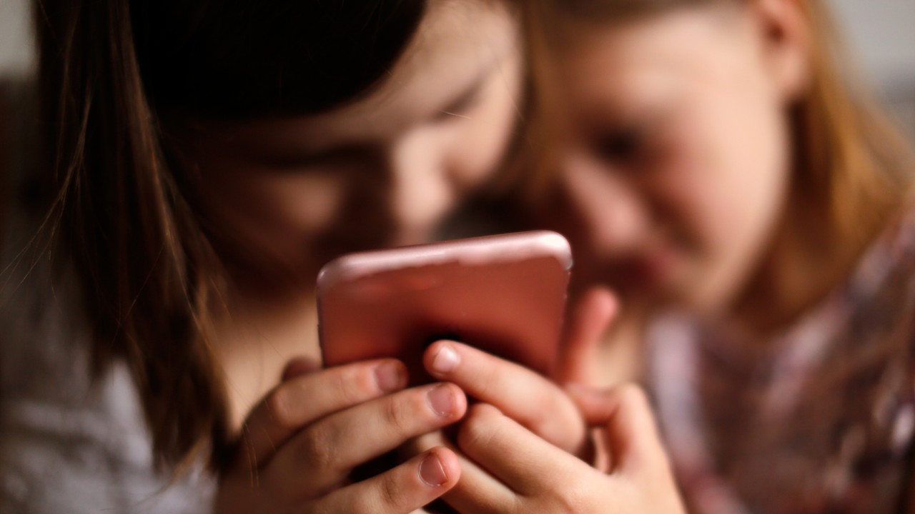 Zakaz telefonów w szkołach. Polacy zabrali głos [SONDAŻ]