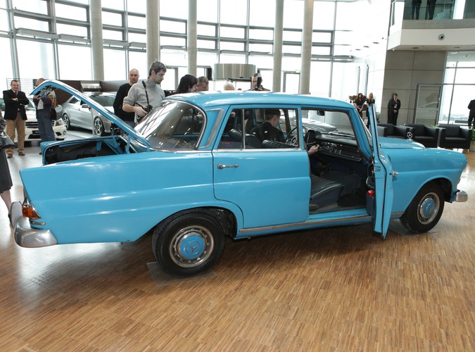 Mercedes pana Aleksandra Ratajczaka skończy w 2011 roku 45 lat. To właśnie egzemplarz modelu W110 w wersji 200D, czyli 'skrzydlak', jeden z poprzedników obecnej Klasy E