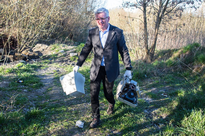 Prezydent Jacek Jaśkowiak sprzątał