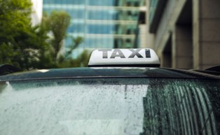 Coraz więcej gwałtów w taksówkach. "Najnowsze dane przerażają"