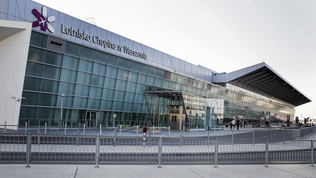 Do incydentu doszło dzisiaj koło 14 na lotnisku Chopina w Warszawie. Airbus rosyjskich linii lotniczych Aerofłot podczas kołowania zahaczył o drugą mniejszą maszynę, która stała na płycie. O sprawie informuje TVN24.