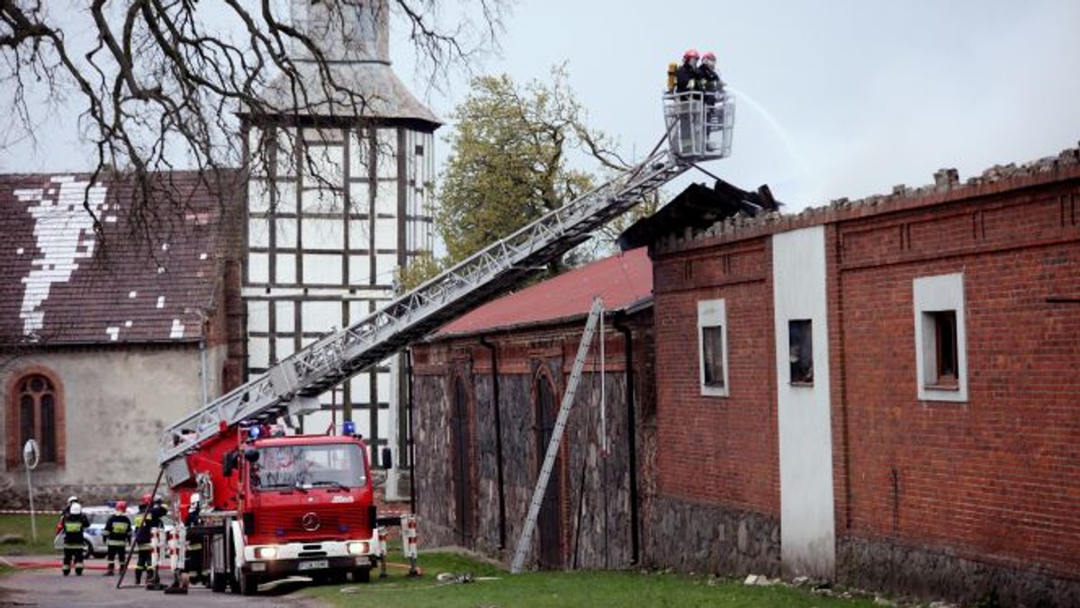 Duży pożar wybuchł w sobotę rano w podgorzowskich Stanowicach. Strażacy gasili halę, w której składowano i utylizowano m.in. baterie i akumulatory. Na szczęście nikt nie został ranny.