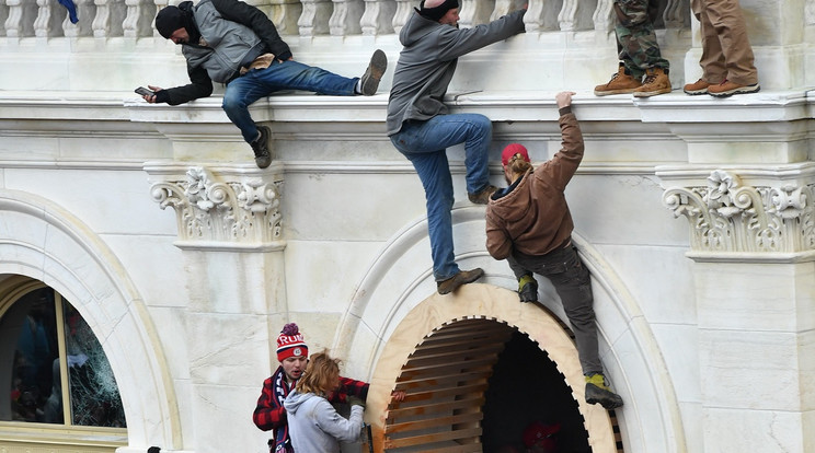 A zavargók tömegesen törtek be a Capitoliumba január 6-án / Fotó: Northfoto