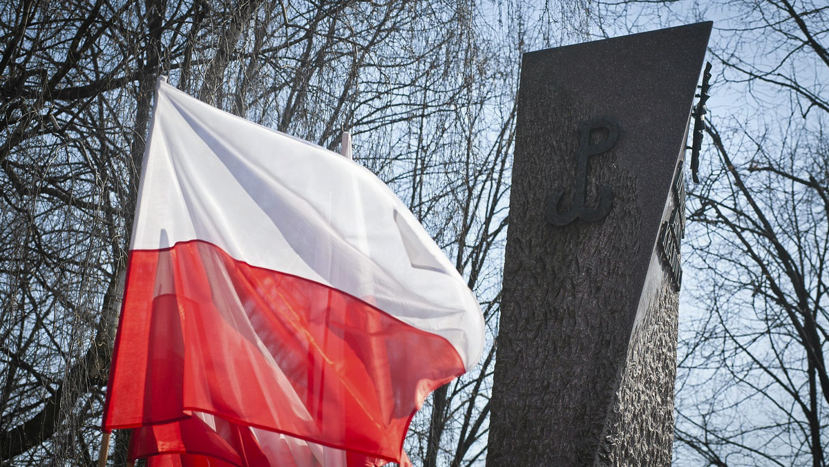 Złożeniem kwiatów, wręczeniem rodzinom zmarłych żołnierzy pośmiertnych awansów na wyższe stopnie wojskowe, uczczono w piątek w Białymstoku 78. rocznicę powstania Armii Krajowej. Uroczystości odbyły się pod pomnikiem AK.