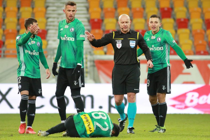 Sędziowie w ekstraklasie boją się korzystać z VARu.