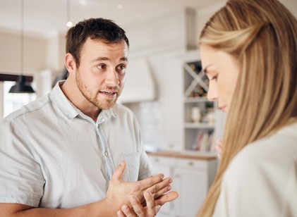 Szorongó kötődés a párkapcsolatban: gyermekkori minták, amelyek felnőttként is fájnak című cikk nyitóképe
