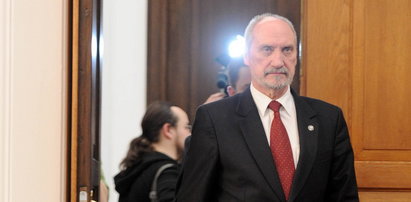 Macierewicz przyjmuje na zapleczu sklepu