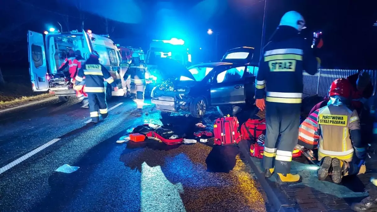 Nie żyją strażak i kobieta, której próbował pomóc. Zdjęcie z miejsca wypadku (fot. Policja Pajęczno)