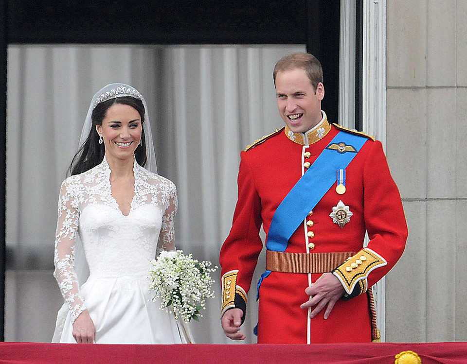 Kwiecień 2011 roku, ślub Kate i Williama. Włosy Kate są bardzo ciemne.