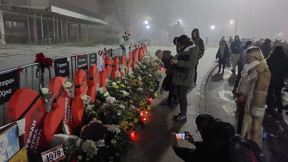 Okupljanje na Zeleznickoj stanici Novi Sad