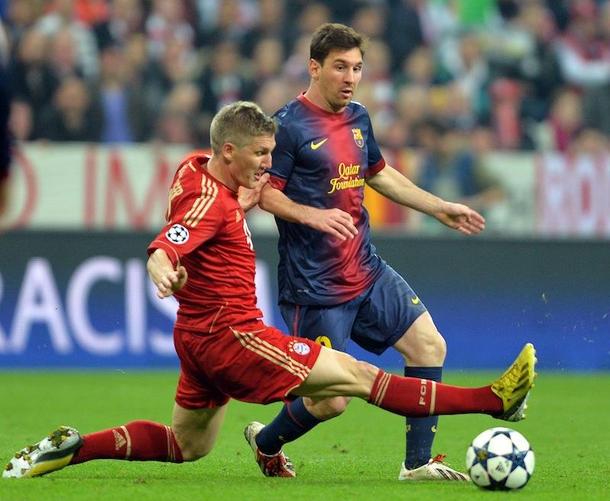 Bastian Schweinsteiger (L) in action against Barcelona's Lionel Messi bayern barcelona gebert