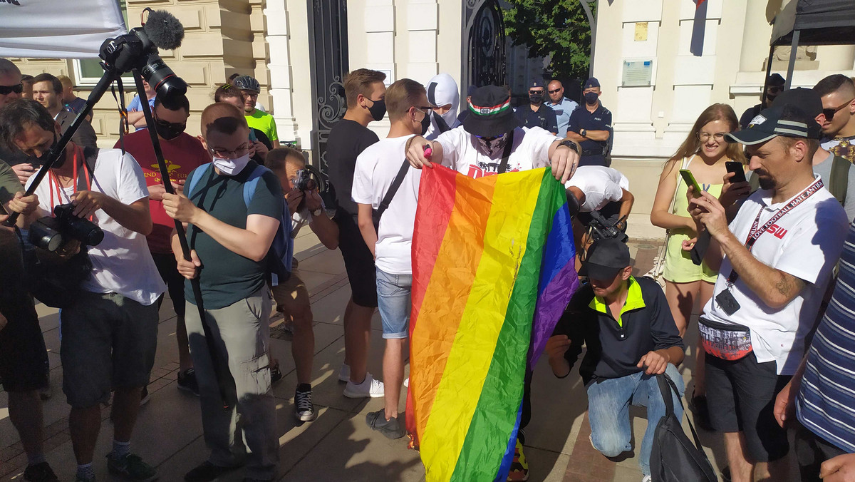 Warszawa: Manifestacja środowisk narodowych i kontrmanifestacja LGBT. Relacja