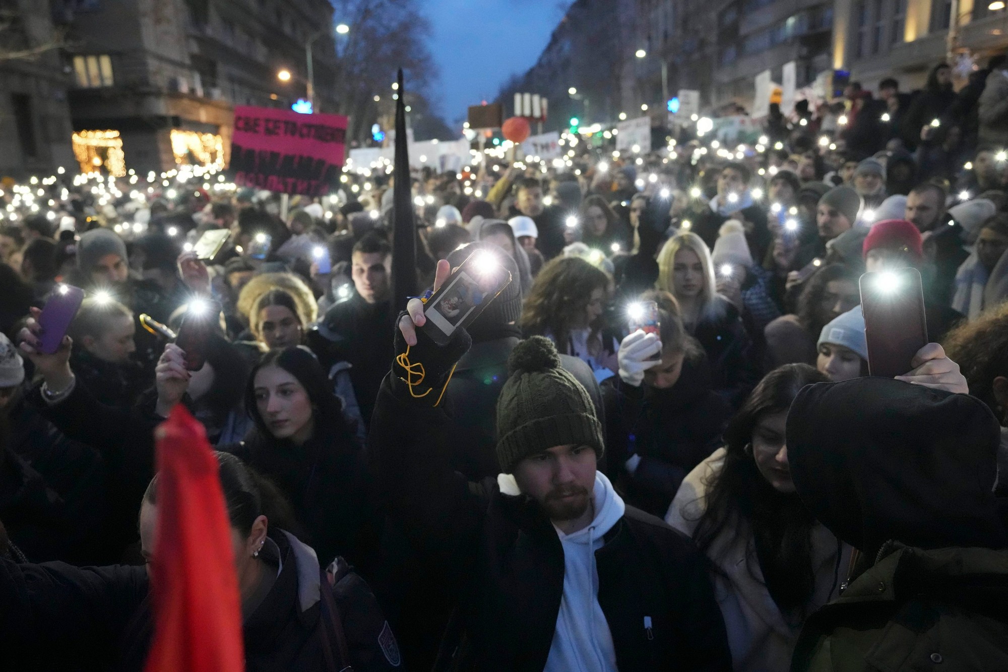 Tisíce ľudí protestovali v Belehrade proti korupcii. 