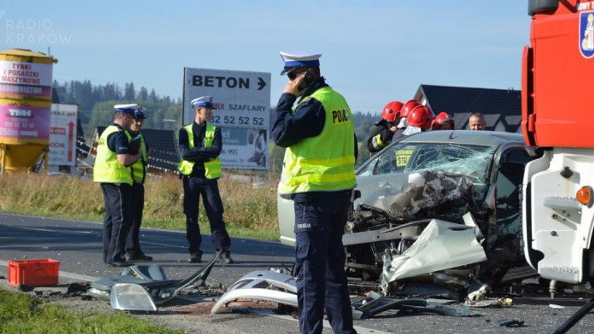 Wypadek na zakopiance. W wyniku zdarzenia w Szaflarach, do którego doszło ok. godz 7 rano, ranne zostały dwie osoby. Jedna z nich zmarła. Lekarzom nie udało się jej uratować - informuje Radio Kraków.