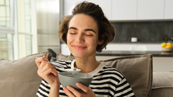 Kiedy jeść śniadanie, by schudnąć? Specjaliści ustalili optymalną godzinę