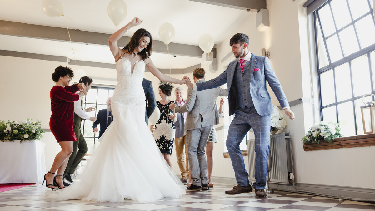 Przygotowania do ceremonii ślubnej zaczynają się na długo przed datą  uroczystości. Jest więc czas, by wybrać elegancką suknię i pasujące do niej buty na wesele. Jakimi kryteriami powinniśmy się kierować, wybierając pantofle na ten szczególny dzień?