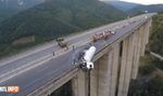 Przerażający wypadek na autostradzie. Cysterna zawisła nad przepaścią