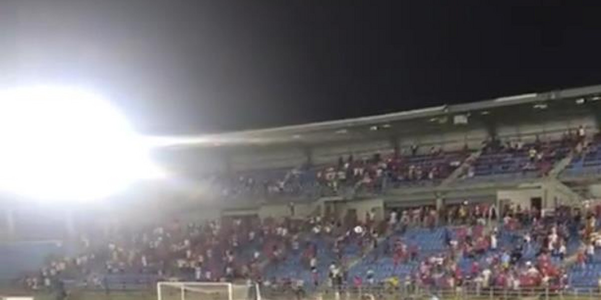 Mecz Unionu Magdalena i Atletico Bucaramanga w pewnym momencie został przerwany przez kibiców, którzy zaatakowali piłkarzy