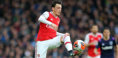 Mesut Oezil uratuje klubową maskotkę Arsenalu!