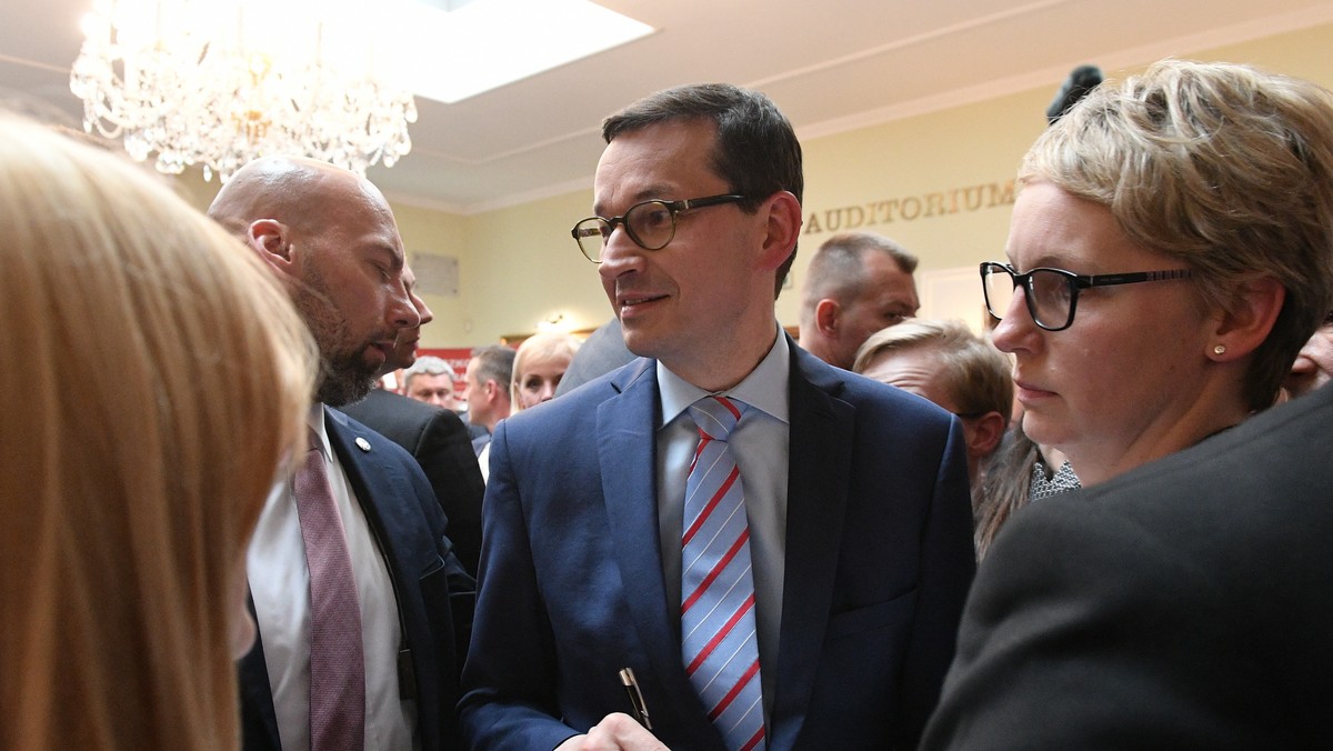 Premier Mateusz Morawiecki dziś na spotkaniu z mieszkańcami Radomia odpowiadał na pytania m.in., czy jest wierzący, dlaczego elity "podzieliły Polskę", czy Warszawa jest brana pod uwagę jako miejsce spotkania przywódców USA i Korei Płn. oraz jak zapewnić bezpieczeństwo na stadionach.