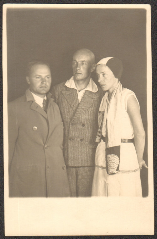 Członkowie grupy "a.r." (od lewej): Julian Przyboś, Władysław Strzemiński, Katarzyna Kobro (ok. 1930-1931) 