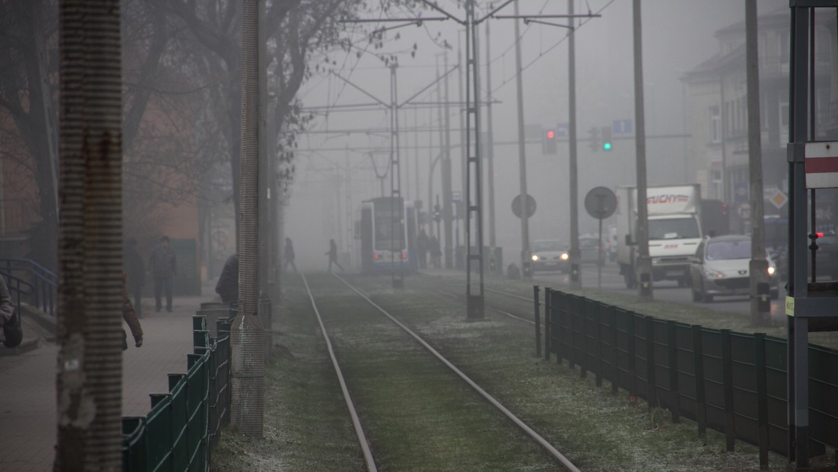 Smog spowija Kraków. Normy powietrza były wczoraj przekroczone o 600 procent. Dziś może być podobnie. Jednak urzędowe prognozy nie przewidziały takich zanieczyszczeń, dlatego magistrat nie zdecydował się na wprowadzenie bezpłatnej komunikacji. Urzędnicy chcą przygotować nowe zasady jej ogłaszania.